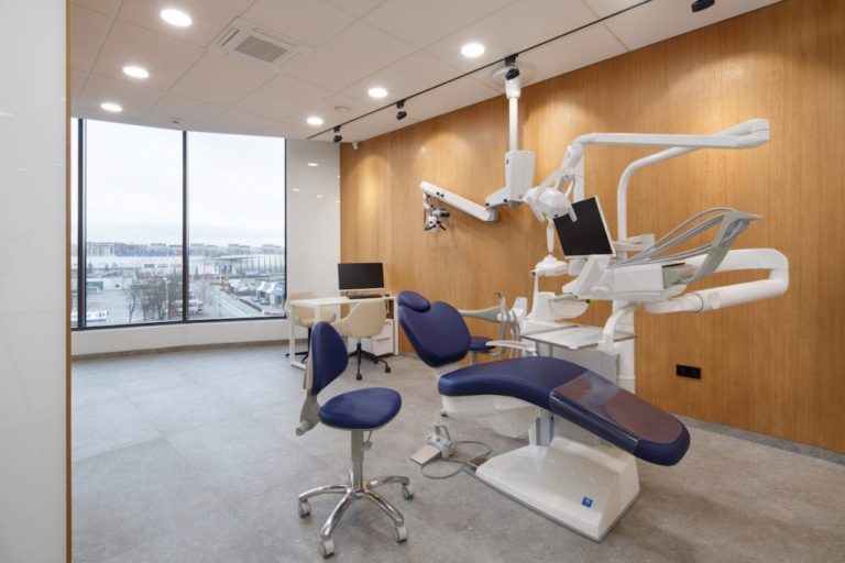 Huonekalut hammaslääkärin vastaanotolle